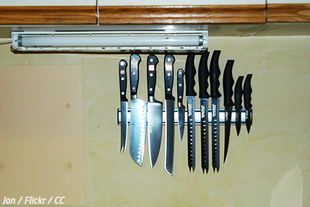 How to safely pack knives for moving
